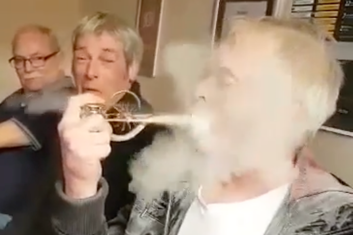 Load video: Guy gets pranked in pub the divers lung tester